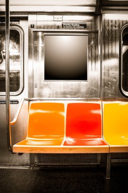 Vintage turuncu, sarı ve kırmızı renk koltuklar ile New York City metro tren arabanın içinden görüntülemek