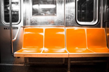 Vintage turuncu renk koltuklar ile New York City metro tren arabanın içinden görüntülemek