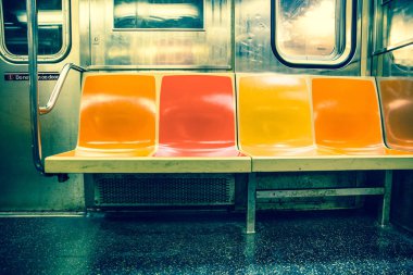 Vintage turuncu, sarı ve kırmızı renk koltuklar ile New York City metro tren arabanın içinden görüntülemek