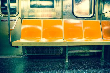 Vintage turuncu renk koltuklar ile New York City metro tren arabanın içinden görüntülemek