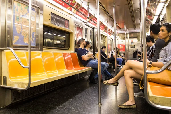 New York City - 6 Ekim 2017: Taşıt içinde Manhattan New York City Mta metro treninin görünümünü.