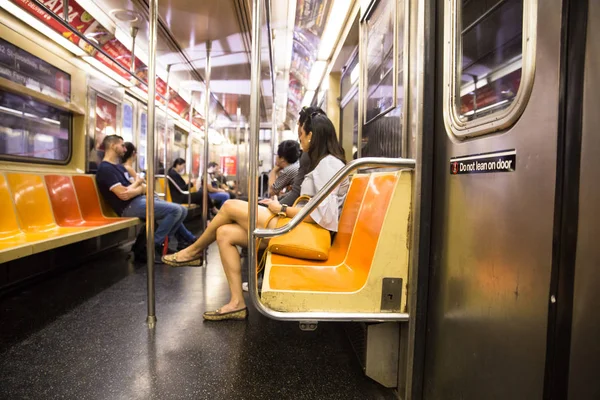 New York City - 6 Ekim 2017: Taşıt içinde Manhattan New York City Mta metro treninin görünümünü.