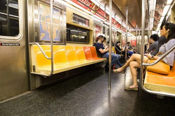 New York City - 6 Ekim 2017: Taşıt içinde Manhattan New York City Mta metro treninin görünümünü.
