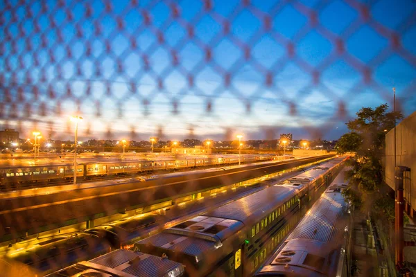 Muchos Trenes Vistos Través Cerca Eslabones Cadena Vistos Desde Patio — Foto de Stock