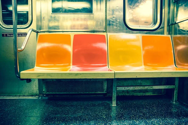 查看纽约市地铁火车车厢内的老橙色 黄色和红色座椅 — 图库照片