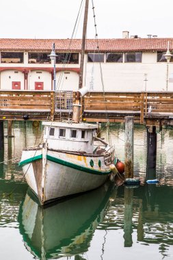 Tekne ve at San Francisco Kaliforniya ünlü Fisherman's Wharf dock