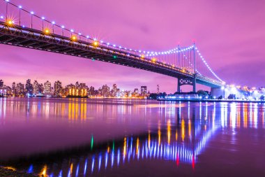 Rfk Triborough Köprüsü'nden Astoria Queens Roosevelt Adası ve Manhattan New York City gece görülen doğru görünümünü