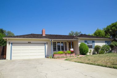 Los Altos, Kaliforniya, ABD - 1 Ağustos 2016: Görünüm Steve iş, Apple Computer kurucusu, Las Altos California Crist sürücüden ev çocukluk.