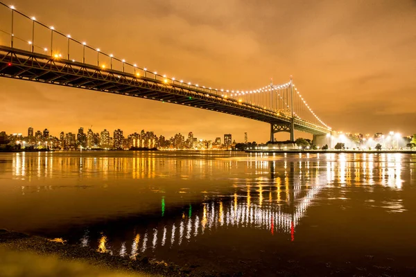 ルーズベルト島とマンハッタン ニューヨーク市夜見へアストリア クイーンズから Rfk Triborough 橋のビュー — ストック写真