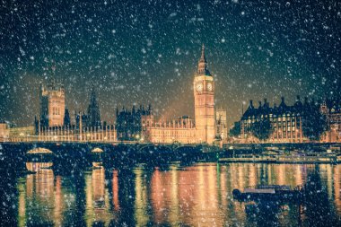Big Ben ve Westminster Abbey düşen kar ile gece ile kış Londra manzara 