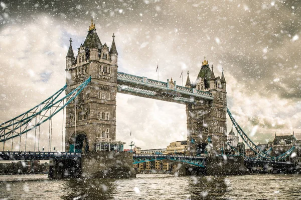 伦敦塔桥的冬天 雪天下着雪 — 图库照片