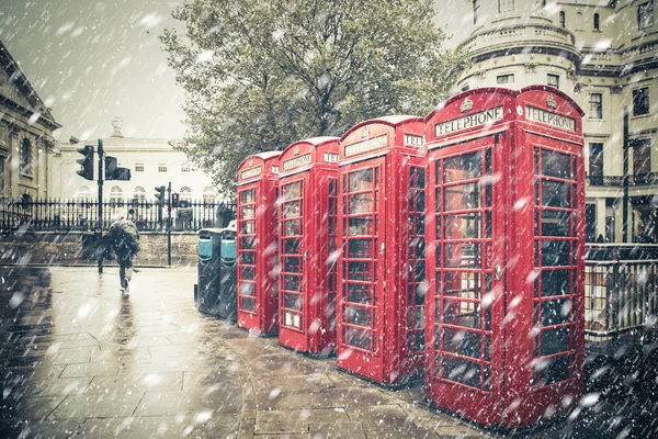 Zimní London Street Scéna Kultovní Červené Telefonní Budky Sníh Padá — Stock fotografie