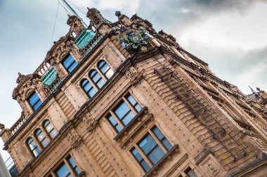 Londra, İngiltere, İngiltere - 8 Ekim 2014: Dış görünüm ünlü Harrods mağazası, Londra.
