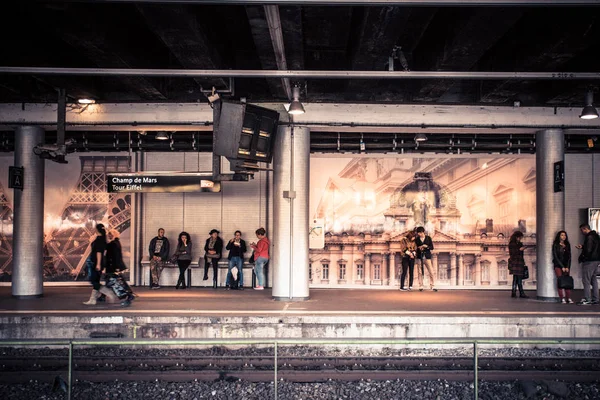 法国巴黎 0月9日 在香榭丽舍大街上的巴黎地铁火车站站台查看 有人在等待 — 图库照片
