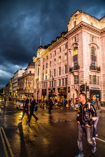 英国伦敦 2014年10月8日 皮卡迪利广场的夜景 建筑物和人都能看到 — 图库照片