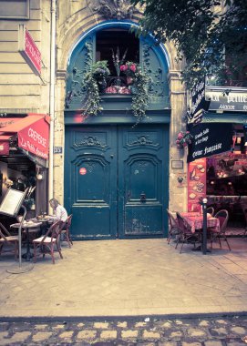  Paris, Fransa - 9 Ekim 2014: kapı Latin Mahallesi, Saint-Michel de Paris çiçekler ile büyüleyici Fransa açık hava kafeleri ve insanlar. 