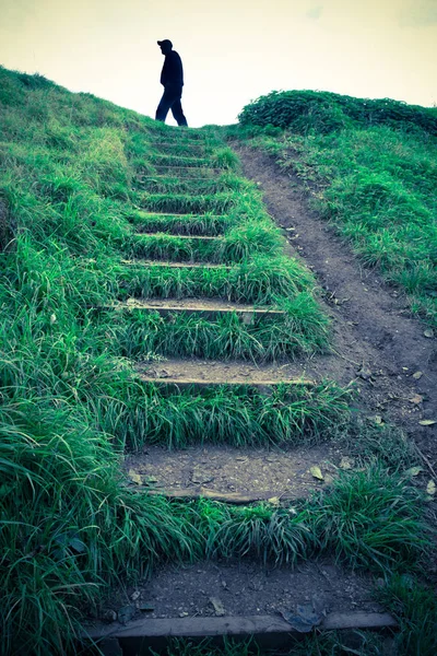 Trawiasta Kroki Się Wzgórzu Sylwetki Człowieka Idącego — Zdjęcie stockowe