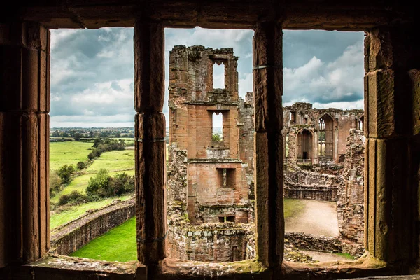 从从中世纪城堡建筑细节窗口的看法从 Kenilworth — 图库照片