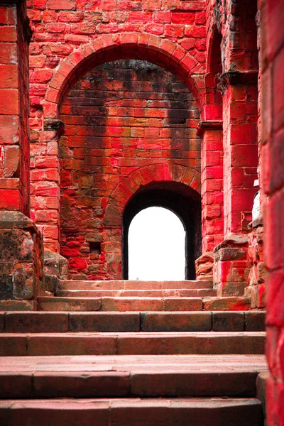 Krok Łukowate Drzwi Ruiny Średniowiecznego Budynku Czerwonej Cegły — Zdjęcie stockowe