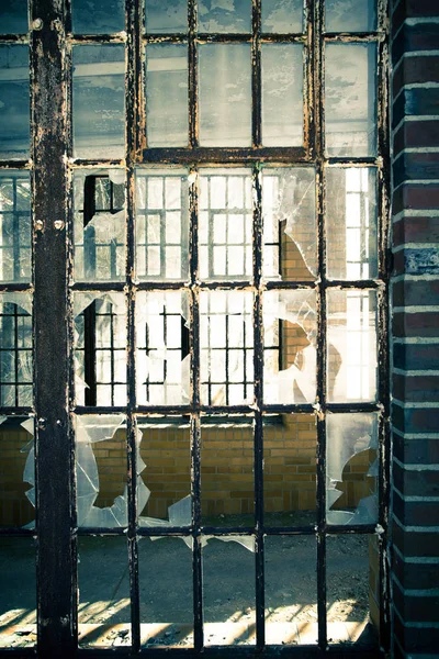 Ventanas Rotas Del Edificio Del Hospital Abandonado — Foto de Stock