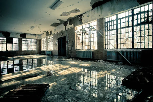 Interior Hospital Psiquiátrico Abandonado Com Janelas Quebradas Inundação Água Chão — Fotografia de Stock