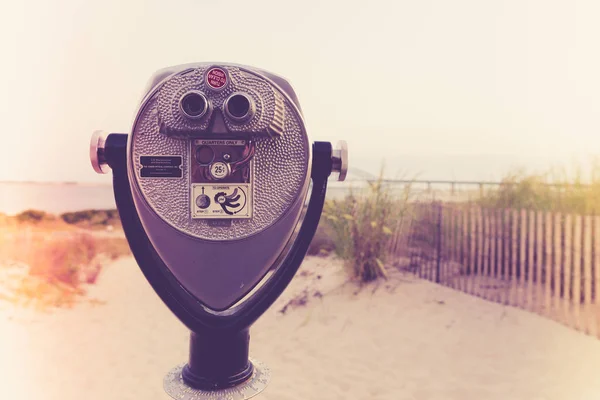 レトロなビンテージ トーン効果とビーチ海岸でコイン双眼鏡 — ストック写真