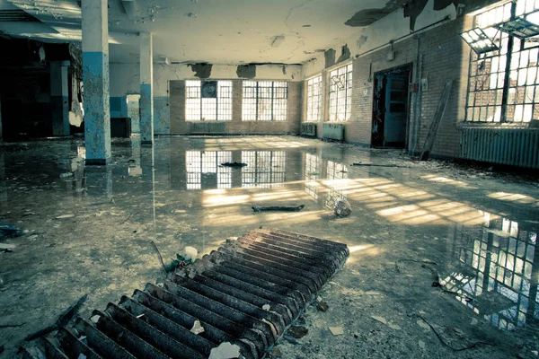 Interior Hospital Psiquiátrico Abandonado Com Janelas Quebradas Inundação Água Chão — Fotografia de Stock