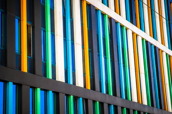 Detalles Arquitectónicos Exterior Del Edificio Moderno Con Líneas Geométricas Coloridas — Foto de Stock