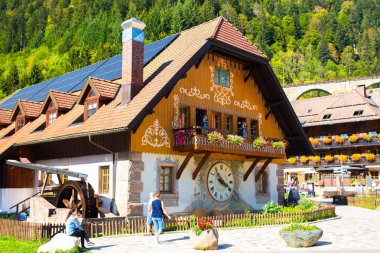  Breitnau, Almanya - 8 Eylül 2018: Black Forest View Cuckoo Clock Köyü ve güneşli bir dükkanı.