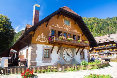  Breitnau, Almanya - 8 Eylül 2018: Black Forest View Cuckoo Clock Köyü ve güneşli bir dükkanı.