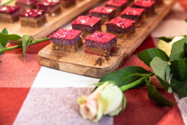 Güzel tatlı minyatür pastalar beyaz bir gül ile görüntüsünü