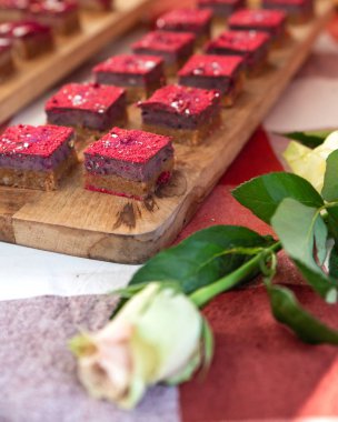 Güzel tatlı minyatür pastalar beyaz bir gül ile görüntüsünü