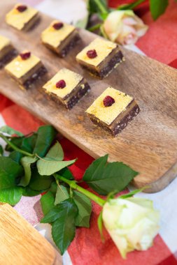 Güzel tatlı minyatür pastalar beyaz bir gül ile görüntüsünü