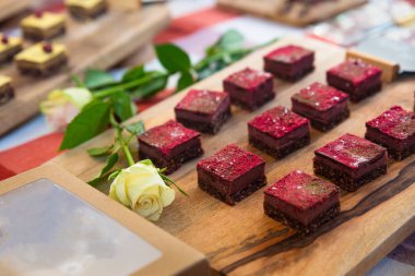 Güzel tatlı minyatür pastalar beyaz bir gül ile görüntüsünü