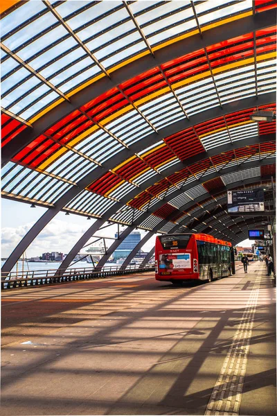 荷兰阿姆斯特丹 2018年9月1日 阿姆斯特丹公交车站台中央车站 可以看到五颜六色的悬空 可以看到船只和建筑物 — 图库照片