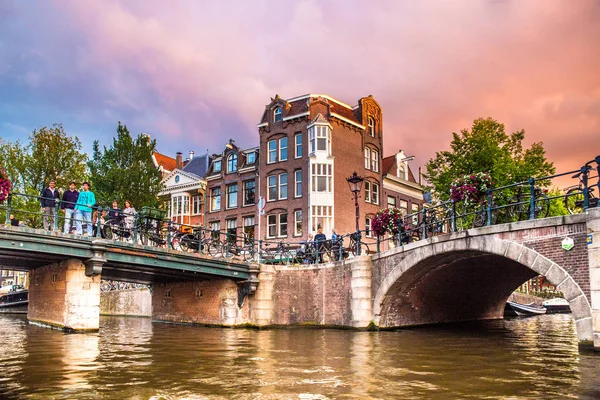 Amsterdam Hollanda Ağustos 2019 Amsterdam Kanal Köprüsü Ile Görüldü Günbatımı — Stok fotoğraf