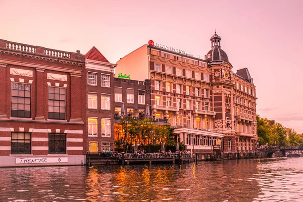 Amsterdam Hollanda Ağustos 2019 Amsterdam Kanal Köprüsü Ile Görüldü Günbatımı — Stok fotoğraf