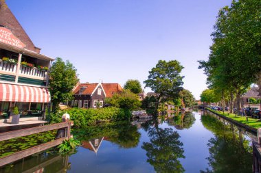 Olay yerinden pitoresk peynir yapma kasaba, Edam, Hollanda tarihi mimarisi ve kanal ile