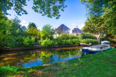 Doğal Holland kanal sahne üzerinden Hollanda'da Waterland Broek 