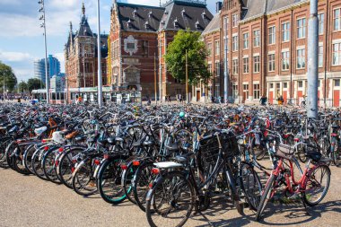  Bisiklet arka planda bina tarihi merkez tren garı ile Amsterdam'ın boyunca görünümü