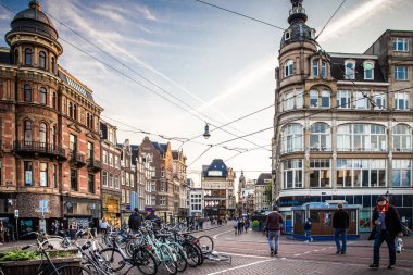 Amsterdam, Hollanda - 1 Eylül 2018: insanlar ve eski mimari Amsterdam şehir görünür bölge alışveriş caddesi sahne  