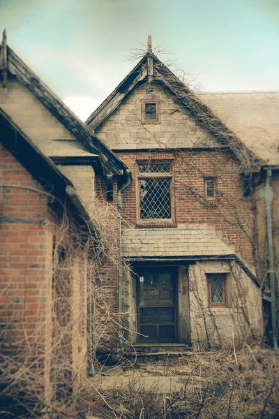 在一个冬天的日子里 令人毛骨悚然的过度废弃的砖房 — 图库照片