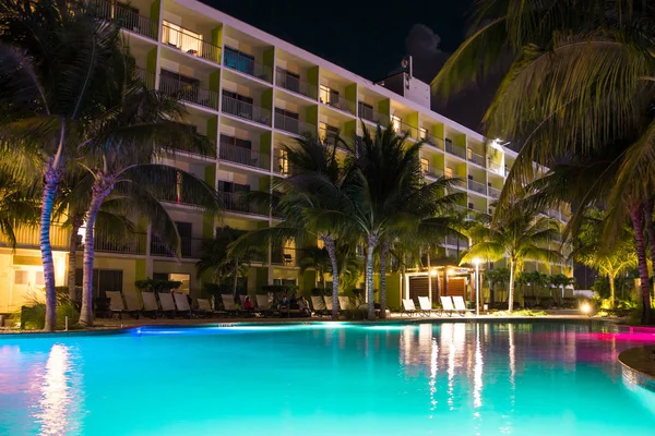 Typowy Basen Hotel Nocy Światła Palm Tropikalnych Lokalizacji — Zdjęcie stockowe
