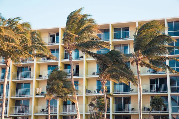 Hôtel Tropical Extérieur Avec Balcons Palmiers Balançant Dans Brise — Photo