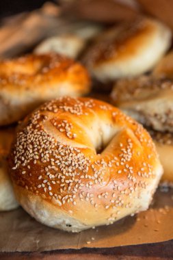 Taze pişmiş otantik New York tarzı ürün yelpazesine simit seribaşı