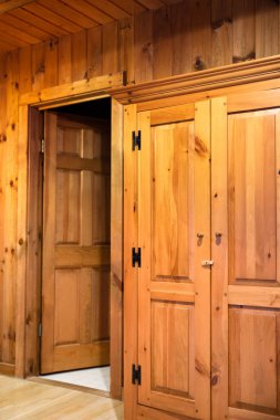 İç Oda kapıları ve güzel bir ahşap kabin içinde ahşap lambri