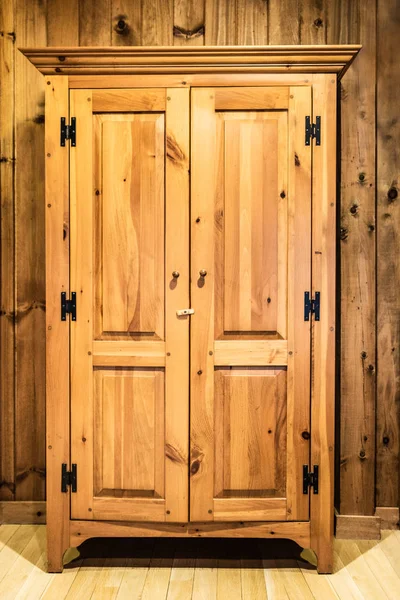 Mooie Houten Kast Cabine Tegen Houten Paneel Muur — Stockfoto