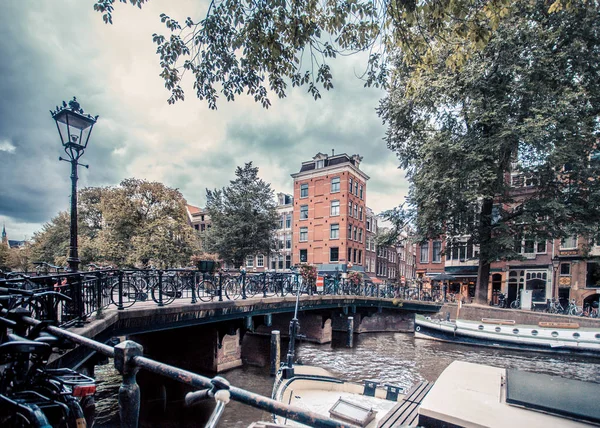 Kanal Köprü Bisiklet Tekne Vintage Sesi Filtre Mimarisiyle Amsterdam Sahne — Stok fotoğraf