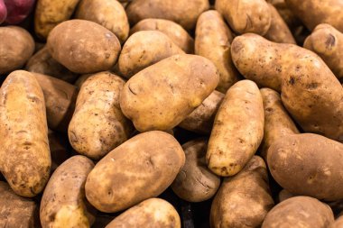 Bakkal depo gözündeki çiğ beyaz patates yığını