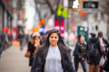  New York City - 14 Aralık 2018: Kış sokak sahne ile New York City Manhattan'daki kadın geçiş ve gerçek insanlarla yoğun kentsel cadde üzerinde her gün durumda
